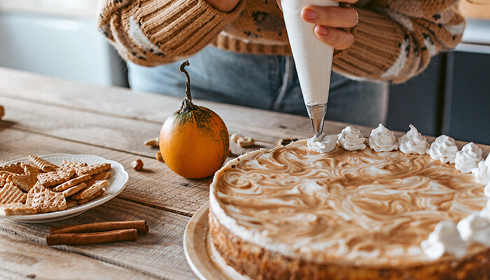 Cake decorator